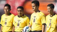 Wasit Thoriq Alkatiri (kedua kanan) memimpin laga Piala Presiden antara Bali United melawan Persija di Stadion I Wayan Dipta, Bali, Minggu (30/8/2015). (Bola.com/Vitalis Yogi Trisna)