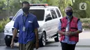 Mantan Direktur Operasional Finance PT Danareksa Sekuritas Erizal (kanan) jelang diperiksa Kejaksaan Agung, Gedung KPK, Jakarta, Kamis (18/6/2020). Erizal diperiksa sebagai tersangka dugaan korupsi pemberian fasilitas pembiayaan PT Danareksa Sekuritas ke PT Evio Securities. (merdeka.com/Dwi Narwoko)