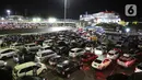 <p>Ratusan mobil pribadi yang akan menyeberang ke Pulau Sumatera terjebak kemacetan sebelum masuk ke kapal "Roll on-Roll off" (RoRo) di Pelabuhan Merak, Banten, Kamis (28/4/2022). Jelang hari raya Idul Fitri, pemudik dengan kendaraan bermotor mulai memadati Pelabuhan Merak. Penumpukan kendaraan ini menyebabkan terjadinya antrean kendaraan yang panjang. (Liputan6.com/Angga Yuniar)</p>