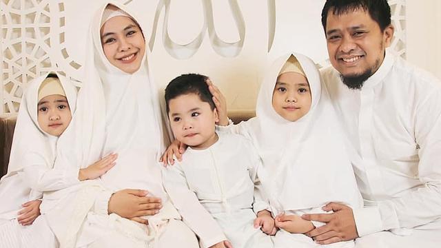 [Fimela] Oki Setiana Dewi