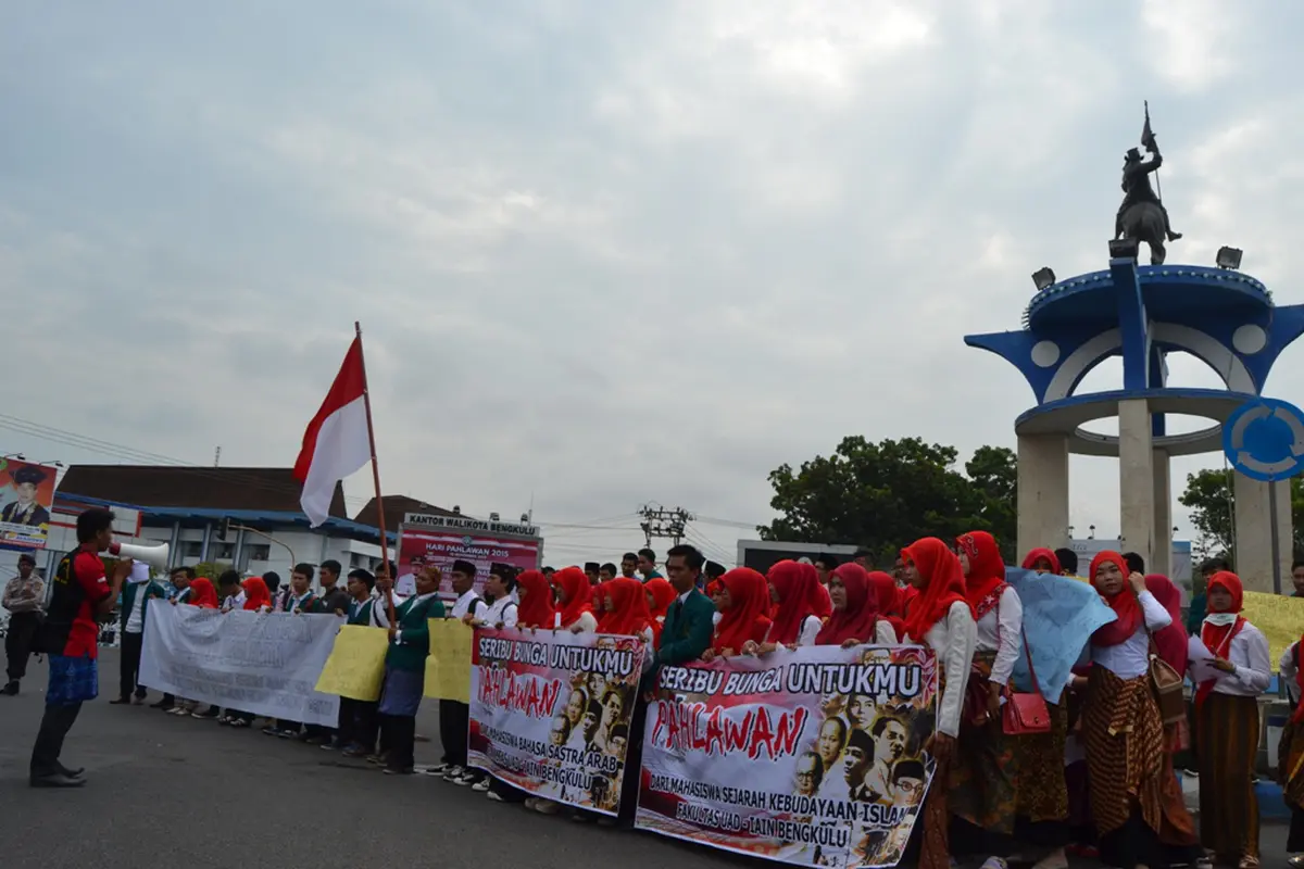 Hari Pahlawan, Mahasiswa Bengkulu Bagi 1.000 Bunga