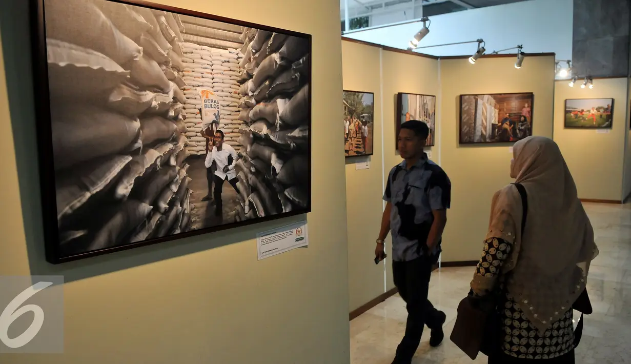Penunjung melihat pameran foto yang dipamerkan dalam pameran foto Warna-Warni Parlemen di Kompleks Parlemen, Senayan, Jakarta, Senin (29/8). (Liputan6.com/JohanTallo)