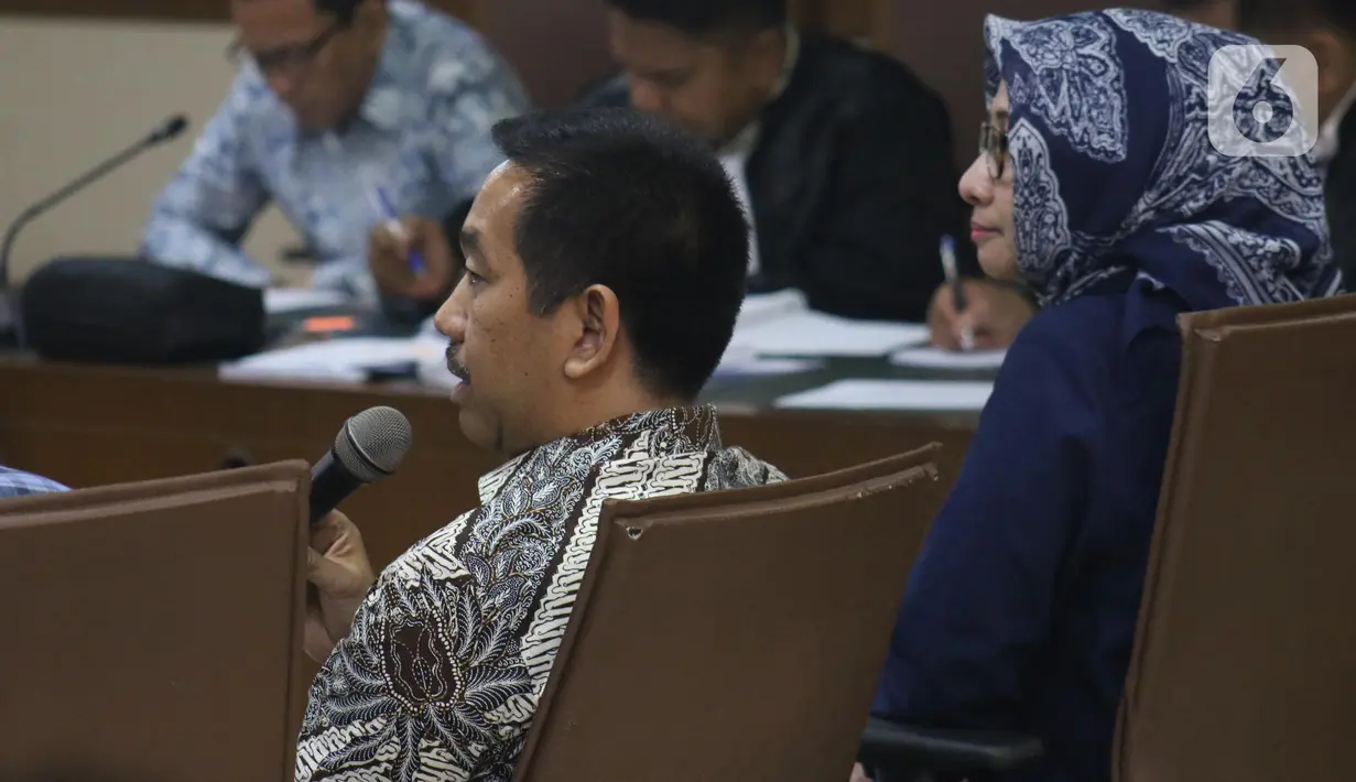 Presiden Direktur PT Angkasa Pura (AP) II, Muhammad Awaluddin (kedua kanan) saat menjadi saksi pada sidang lanjutan dugaan suap pengadaan Baggage Handling System (BHS) dengan terdakwa Andi Taswin Nur di Pengadilan Tipikor, Jakarta, Senin (18/11/2019). (Liputan6.com/Helmi Fithriansyah)