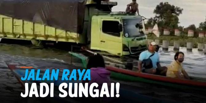 VIDEO: Terjangan Banjir Lumpuhkan Jalan Trans Kalimantan, Parah!
