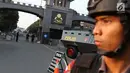 Aparat keamanan berjaga di depan pintu gerbang Mako Brimob Kelapa Dua, Depok, Jawa Barat, Rabu (9/5). Kerusuhan napi teroris yang terjadi di Mako Brimob menyebabkan penjagaan di kawasan tersebut terus diperketat. (Liputan6.com/Immanuel Antonius)