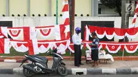 Warga saat membeli bendera dan aksesori kemerdekaan RI, Jakarta Selatan, Selasa (1/8). Penjualan bendera serta aksesori kemerdekaan ditawarkan dengan harga bervariasi, mulai Rp10ribu hingga Rp250ribu. (Liputan6.com/Immanuel Antonius)