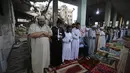 Warga Palestina salat Ied di salah satu masjid yang rusak di Rafah, Senin (28/7/14). (REUTERS/Ibraheem Abu Mustafa)