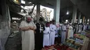 Warga Palestina salat Ied di salah satu masjid yang rusak di Rafah, Senin (28/7/14). (REUTERS/Ibraheem Abu Mustafa)