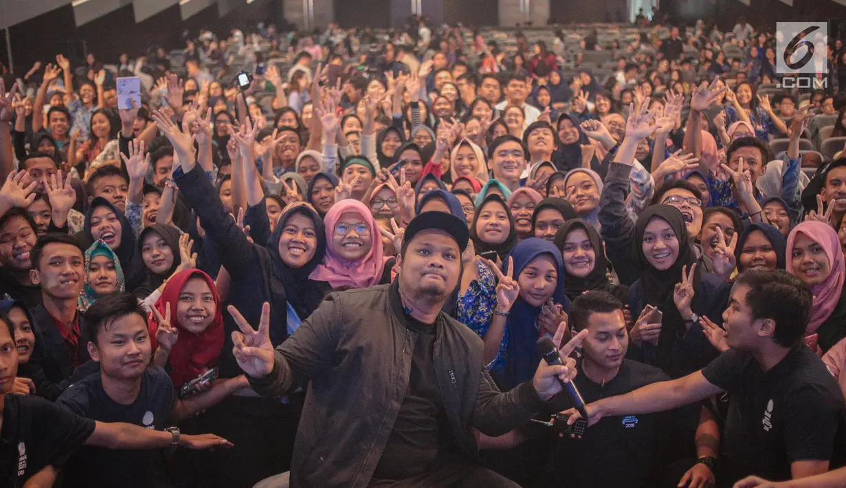 Musisi Virgoun foto bersama peserta Emtek Goes to Campus 2018 di Universitas Kristen Petra Surabaya, Jawa Timur, Rabu (14/11). Dalam penampilannya Virgoun membawakan tiga lagu yaitu bukti, surat cinta untuk starla, pedih. (Liputan6.com/Faizal Fanani)