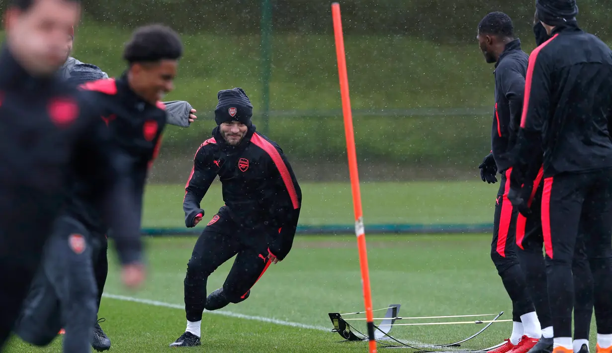 Gelandang Arsenal, Jack Wilshere (tengah) mengikuti latihan di London Colney, Inggris (2/5). Arsenal akan bertanding melawan Atletico Madrid pada leg kedua babak semifinal Liga Europa di Wanda Metropolitano. (AFP Photo/Dennis Adrian)