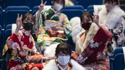 Wanita berusia 20 tahun mengenakan kimono menghadiri upacara perayaan "Coming-of-Age Day" di Yokohama Arena di Yokohama (11/1/2021). Bagi perempuan berusia 20 tahun adalah harinya untuk merayakan awal dari masa dewasanya di Jepang dengan mengenakan pakaian kimono. (AFP/Philip Fong)