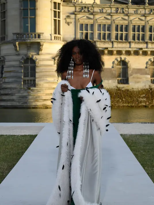 Ketegangan dieksplorasi antara lingkungan dan sosok di dalamnya. Orang beralih dari keagungan interior ke kebebasan alam. Pakaian dalam koleksi Valentino ini melambangkan dualitas transisi ini. Foto: Document/Valentino.