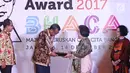 Putri Wakil Presiden Pertama RI Bung Hatta, Meutia Hatta menyerahkan Bung Hatta Anti-Corruption Award 2017 kepada Bupati Bantaeng, Sulawesi Selatan Nurdin Abdullah dalam acara malam anugerah di Jakarta, Kamis (14/12). (Liputan6.com/Herman Zakharia)