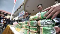 Barang bukti diperlihatkan saat rilis kasus narkoba di Mapolres Jakarta Barat, Senin (26/11).  Dalam penangkapan ini polisi menyita 2 buah karung berisikan 44 kilogram sabu dan 20 ribu butir ekstasi. Merdeka.com/Iqbal S. Nugroho)