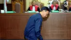 Terdakwa dugaan suap pemberian opini WTP pada laporan keuangan Kemendes PDTT, Ali Sadli jelang mengikuti sidang lanjutan di Pengadilan Tipikor, Jakarta, Jumat (2/2). Sidang ini beragendakan pemeriksaan terdakwa. (Liputan6.com/Helmi Fithriansyah)
