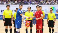 Pemain Timnas Indonesia, Muhammad Albagir bersama kapten Thailand foto bersama pada final Piala AFF Futsal 2026 di Nonthaburi Sports Complex Gymnasium, Nonthaburi hari Minggu, (12/4/2026). (Dok. FFI)