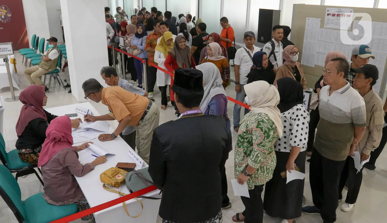 Antusiasme warga mengikuti simulasi pencoblosan surat suara Pemilihan Gubernur DKI Jakarta pada Pemilihan Kepala Daerah (Pilkada) Serentak 2024 di Gelanggang Remaja Johar Baru, Jakarta, Kamis (24/10/2024). (Liputan6.com/Herman Zakharia)