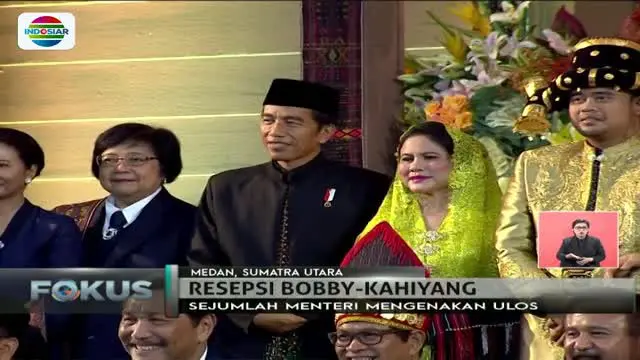 Para pejabat yang biasanya serius tampak gembira saat foto bersama di acara resepsi pernikahan Kahiyang-Bobby di Medan.