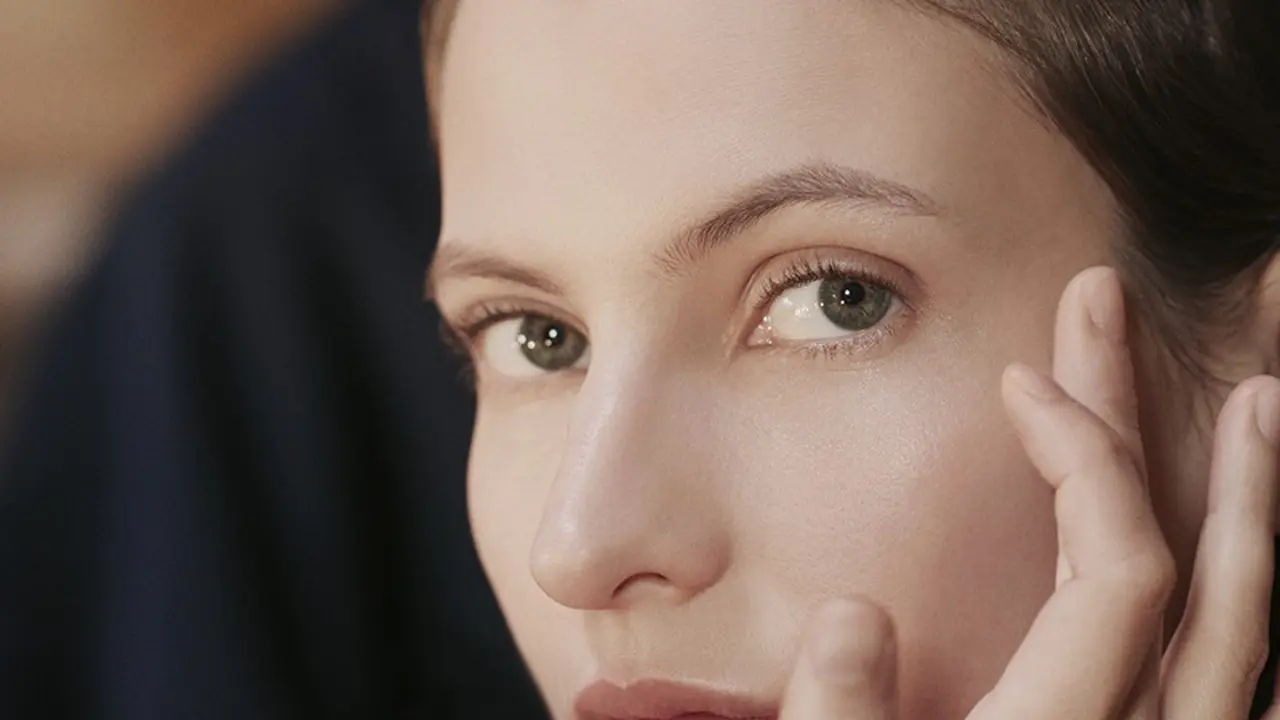 Tren Makeup dari Backstage CHANEL Métiers d'Art 2026 Show yang Minimalis, Presisi, dan Kilau Sehalus Sutra