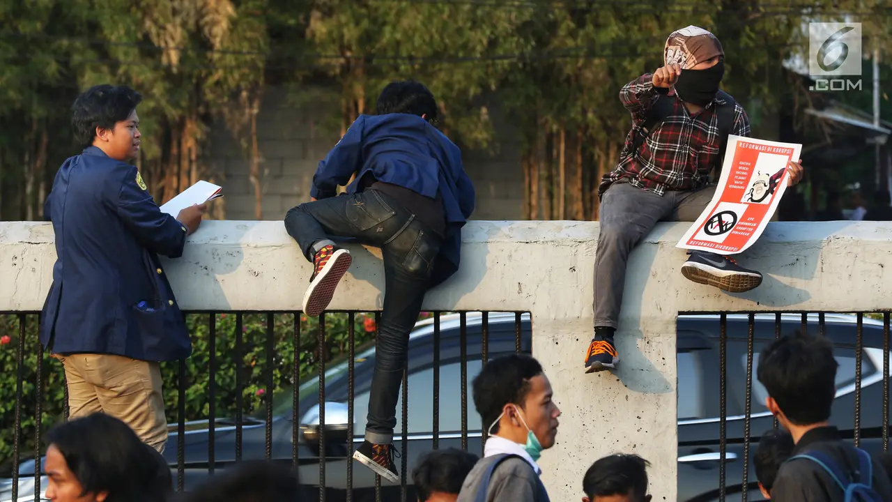 Tolak RKUHP dan UU KPK, Mahasiswa Geruduk DPR