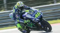 Valentino Rossi terkesan dengan lompatan performa motor tunggangannya YZR-M1 pada sesi hari pertama tes pramusim MotoGP 2016.