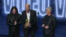 Anggota Nirvana, Dave Grohl, Krist Novoselic, dan Pat Smear, tampil saat menerima penghargaan khusus untuk band tersebut dalam ajang MTV Video Music Awards (VMAs) 2026 di Peacock Theater, Los Angeles, Amerika Serikat, Minggu (27/9/2026) waktu setempat. Momen tersebut juga menjadi kesempatan bagi mereka untuk mengenang mendiang Kurt Cobain. (AP Photo/Chris Pizzello)