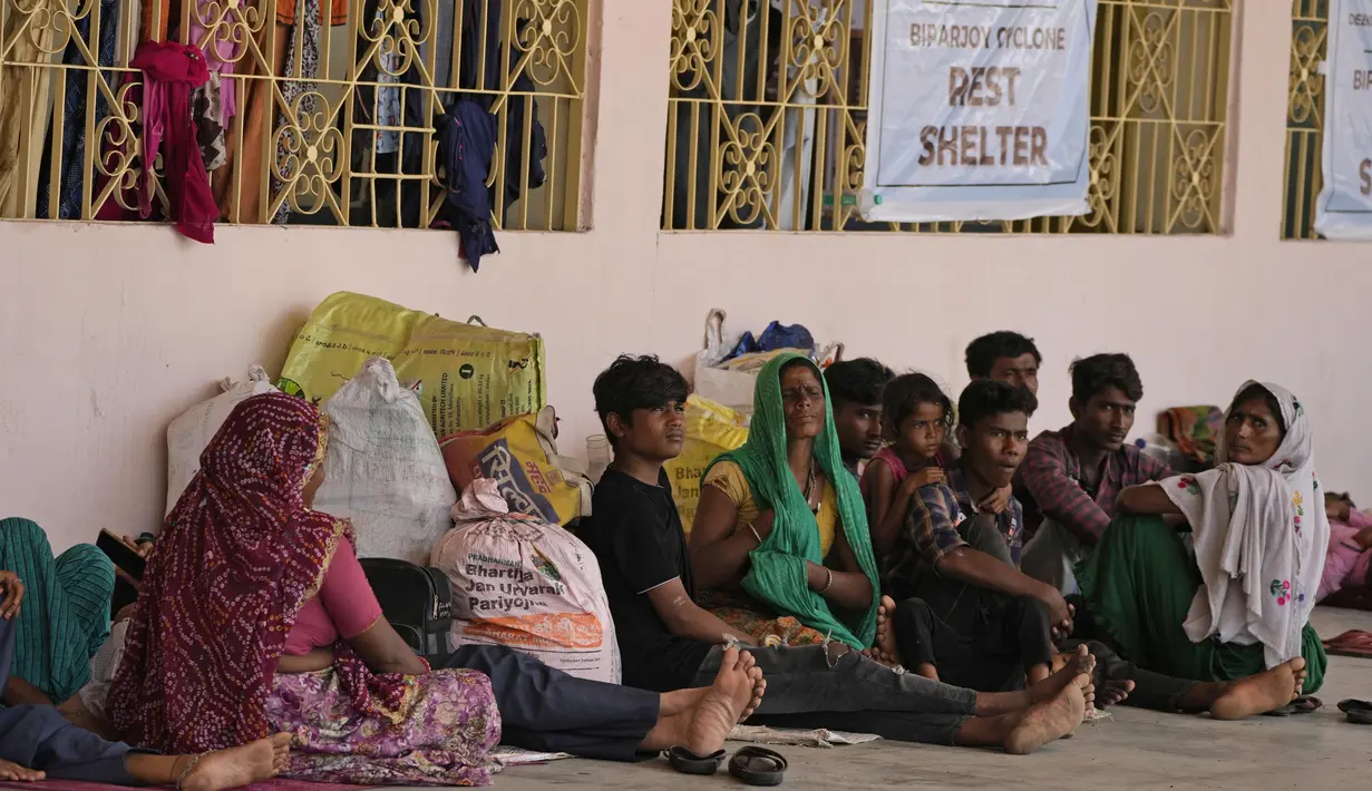India dan Pakistan bersiap menghadapi topan parah pertama tahun ini yang diperkirakan akan melanda wilayah pesisir mereka akhir pekan ini. (AP Photo/Ajit Solanki)