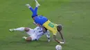 Penyerang Brasil, Neymar terjatuh saat dilanggar gelandang Argentina, Leandro Paredes pada pertandingan final Copa America di stadion Maracana di Rio de Janeiro, Brasil, Minggu (11/7/2021). Argentina menang tipis atas Brasil 1-0 berkat gol tunggal Angel Di Maria. (AP Photo/Silvia Izquierdo)