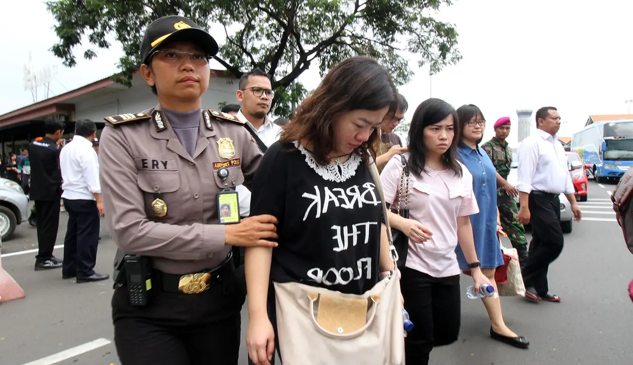 Petugas mendampingi anggota keluarga penumpang pesawat Lion Air JT 610 di crisis center Bandara Soekarno Hatta, Tangerang, Senin (29/10). Pesawat rute Jakarta-Pangkal Pinang itu dipastikan jatuh di laut utara Karawang. (Liputan6.com/Fery Pradolo)