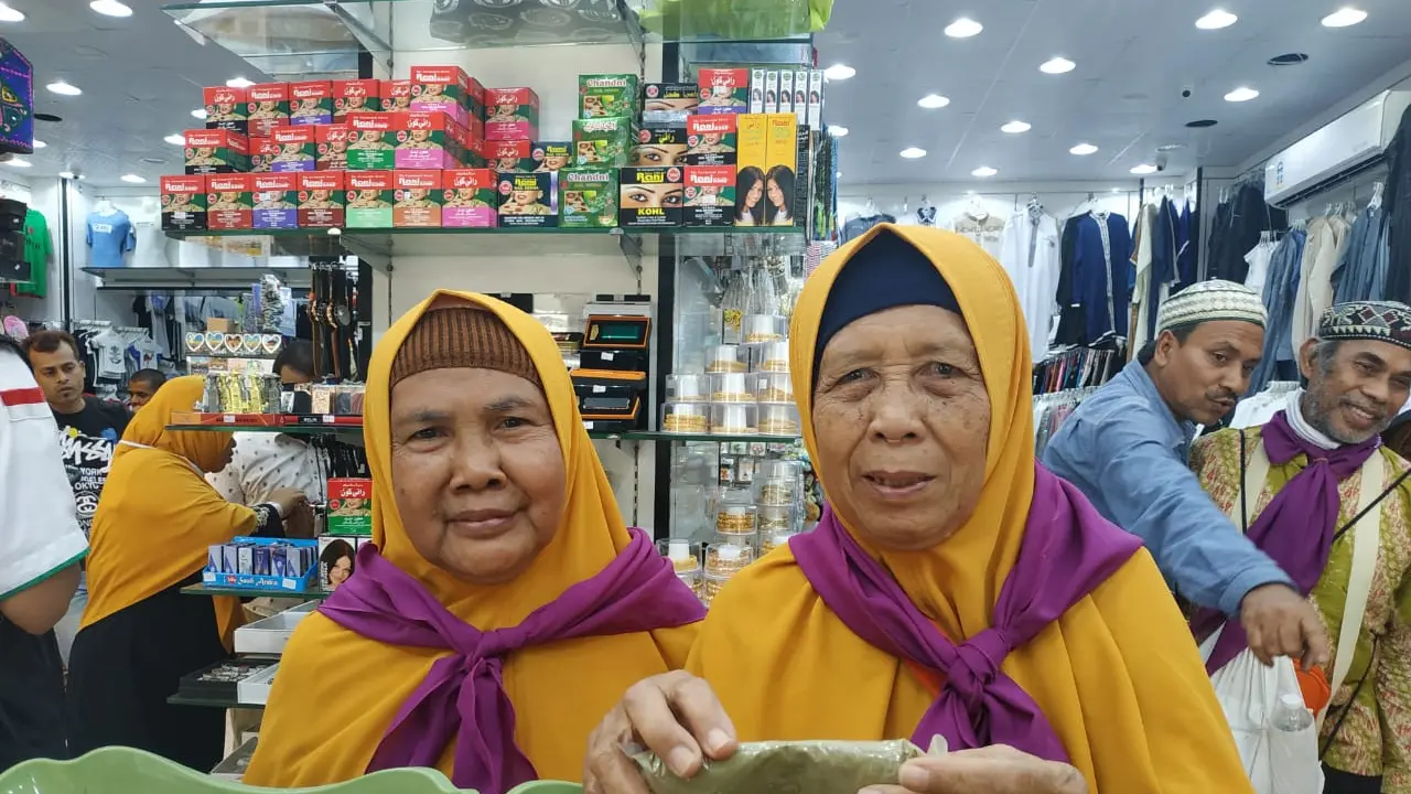 Jemaah haji asal Solo membeli oleh-oleh di Pasar Al-Balad, Jeddah. Liputan6.com/Nurmayanti