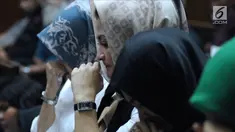 Istri terdakwa korupsi proyek e-KTP Setya Novanto, Deisti Astriani Tagor menahan haru saat mengikuti sidang lanjutan di Pengadilan Tipikor, Jakarta, Jumat (13/4). Sidang mendengar pembacaan nota pembelaan terdakwa. (Liputan6.com/Helmi Fithriansyah)