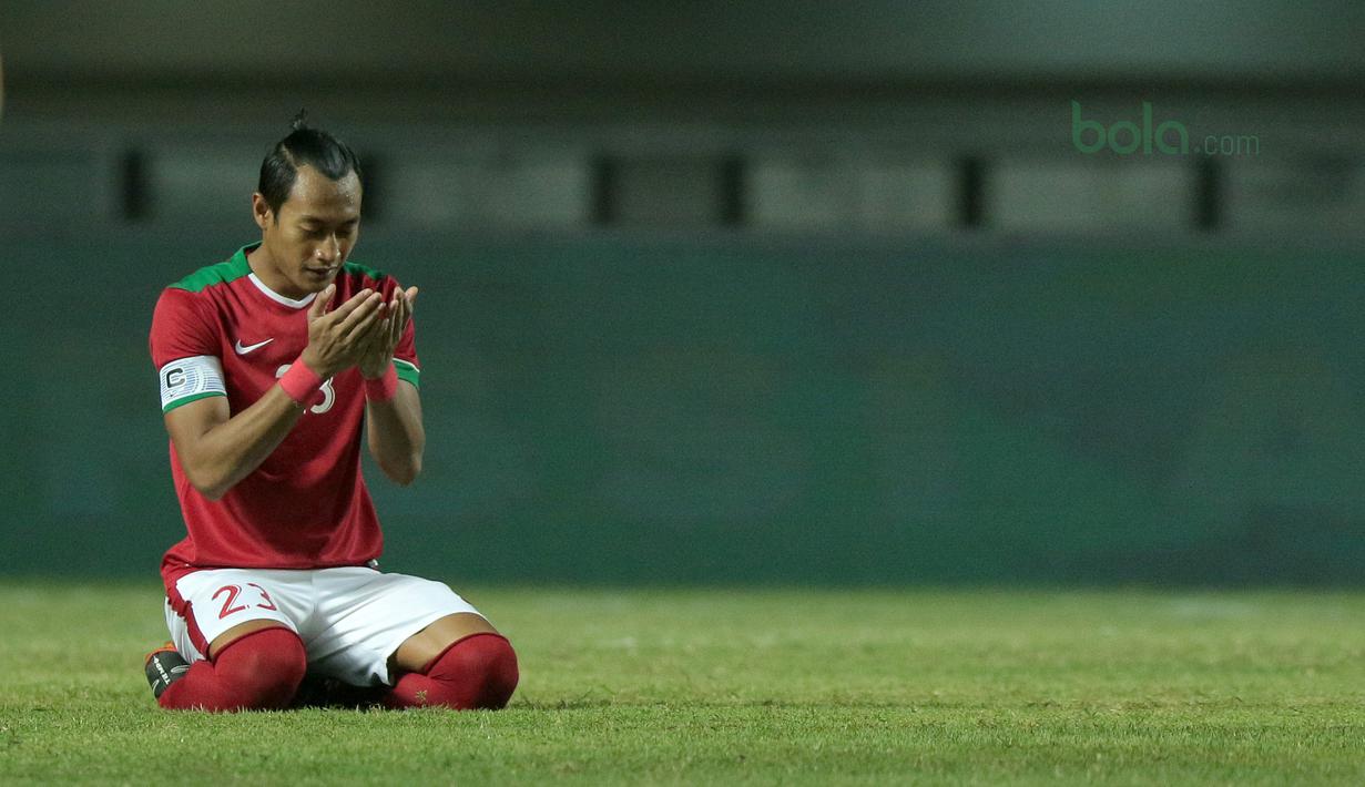 Doa pemain timnas Indonesia U-23, Hansamu Yama saat melawan Uzbekistan pada laga PSSI Anniversary Cup 2018 di Stadion Pakansari, Bogor, (03/5/2018). Indonesia U-23 bermain imbang 0-0. (Bola.com/Nick Hanoatubun)