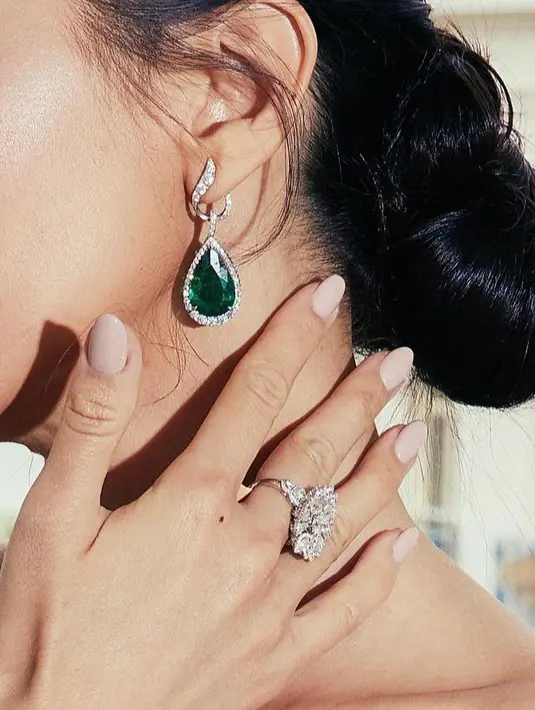 Kesan mewah semakin terpancar dari perhiasan yang dipakainya dari koleksi Chopard berupa anting-anting zamrud dari koleksi high jewellery mewah, serta cincin berbentuk bunga warna hijau. (Instagram/ralineshah).