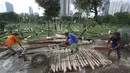 Pekerja menyelesaikan pembuatan saluran air di TPU Karet Bivak, Jakarta, Selasa (22/11). Saluran air tersebut berfungsi mencegah banjir yang sering menggenangi pemakaman setiap diguyur hujan. (Liputan6.com/Immanuel Antonius)