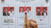 Warga menunjukkan jari yang sudah dioleskan tinta usai menggunakan hak pilihnya pada Pemilihan Kepala Daerah (Pilkada) di Tempat Pemungutan Suara (TPS) TPS 046, Cipete Selatan, Jakarta Selatan, Rabu (27/11/2024). (Liputan6.com/Herman Zakharia)
