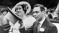 Ratu Elizabeth tersenyum saat George VI, Raja Inggris Raya, memberi hormat kepada orang banyak, pada 26 Juni 1938 di London. (AFP)