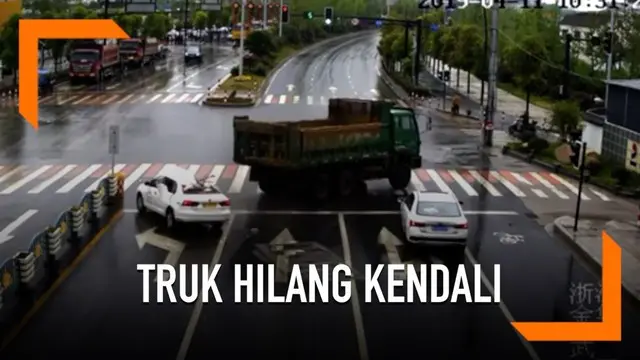 VIDEO: Detik-Detik Mengerikan Truk Hantam Mobil