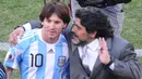 Pelatih Argentina, Diego Maradona, berbincang dengan Lionel Messi usai menaklukkan Korea Selatan dengan skor 4-1 pada laga Piala Dunia di Stadion Soccer City, Afrika Selatan, (17/6/2010). (AFP/Gabriel Bouys)