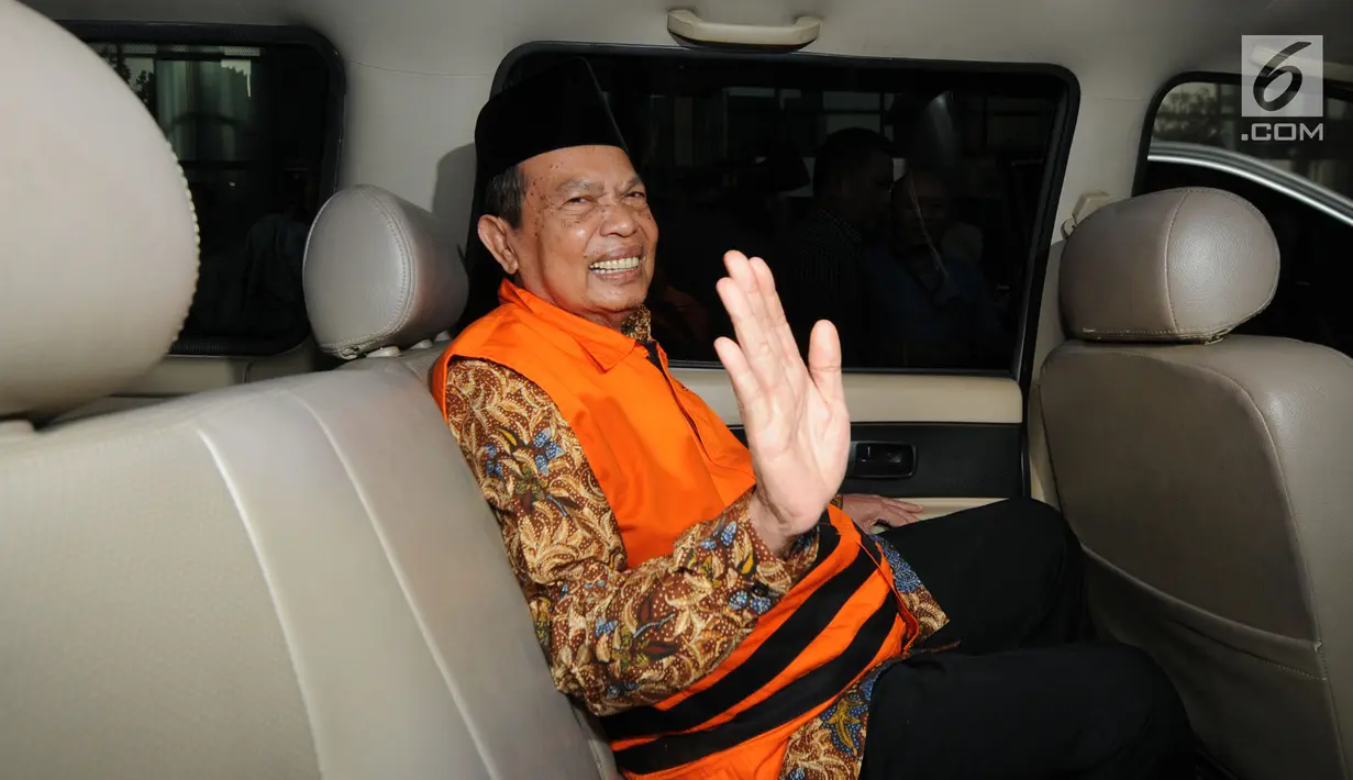 Wali Kota Mojokerto, Masud Yunus berada di dalam mobil usai menjalani pemeriksaan oleh penyidik di gedung KPK, Jakarta, Rabu (8/5). Masud Yunus resmi ditahan untuk 20 hari kedepan untuk mempermudah pemeriksaan. (Merdeka.com/Dwi Narwoko)
