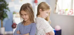 Orangtua bisa mengajarkan anak untuk mengelola rasa iri dengan empati dan kepercayaan diri. (Foto/dok: Freepik/gpointstudio)