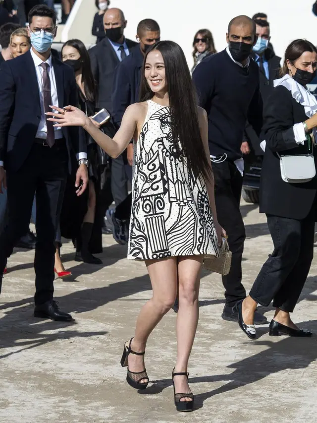 Jisoo BLACKPINK untuk Dior di Paris Fashion Week Spring Summer 2022