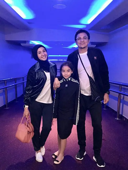 Keakraban Laudya Cynthia Bella dan Erra Fazira sejak lama terlihat. Kedekatan keduanya lantaran buah hati yang kini sedang bersama Engku Emran, suami Bella. Keduanya juga kompak saat antar jemput putrinya. (Instagram/laudyacynthiabella)