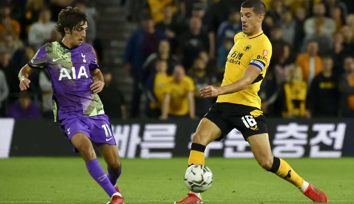 Bek Wolverhampton Wanderers Conor Coady berebut bola dengan penyerang Tottenham Hotspur, Bryan Gil pada putaran ketiga Piala Liga Inggris 2021/2022 di Molineux, Kamis (23/9/2021) dini hari WIB. Tottenham menang adu penalti 3-2, usai imbang 2-2. (AP Photo/Rui Vieira)