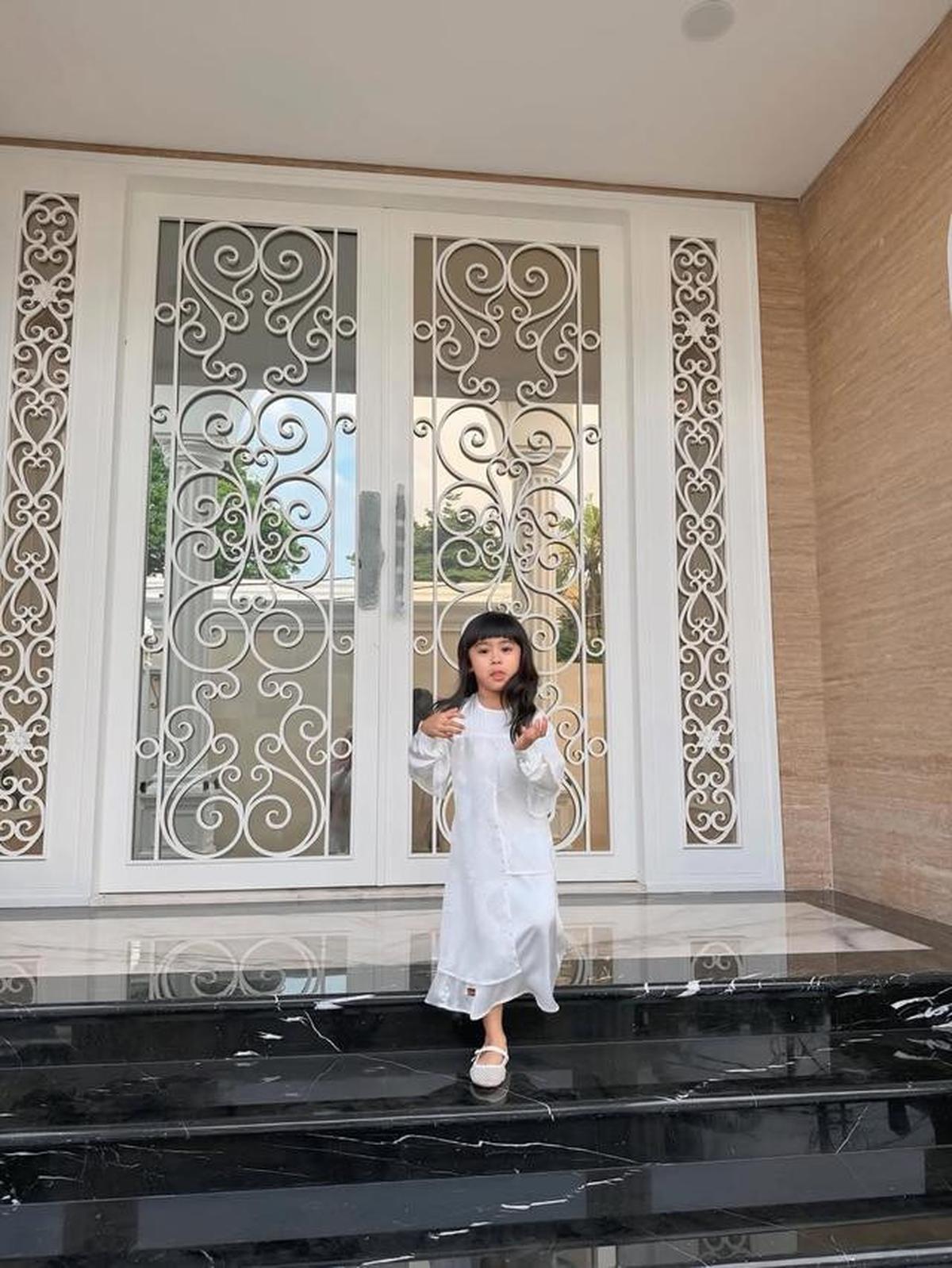 7 Potret Fasad Rumah Baru Ria Ricis, Elegan dan Mewah