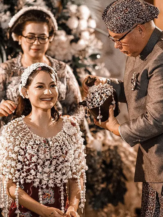 Suasana bahagia dan khidmat terlihat di prosesi siraman yang dilakukan Clara dan suami. (Instagram @clarabernadeth)