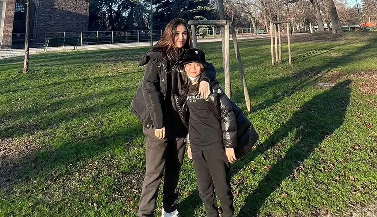 <p>Lain dengan busana musim dingin, saat ke Italia Ayu Ting Ting dan Bilqis tampil serba hitam. Keduanya menggunakan jeans, kaos, dan jaket quilt warna hitam yang dipadu dengan sneakers putih. [Instagram/ayutingting92]</p>