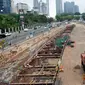 Tidak ada aktivitas terlihat pada pembangunan proyek pengerjaan MRT di Jalan Sudirman-Thamrin, Jakarta, Rabu (22/7/2015). Pembangunan proyek masih berhenti sementara hingga sepekan setelah Lebaran. (Liputan6.com/Johan Tallo)