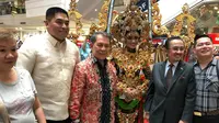 Dubes RI untuk Filipina Sinyo Harry Sarundajang (ketiga dari kiri) di Festival Perdagangan dan Pariwisata Indonesia (FPPI) 2019 (kredit: KBRI Manila)