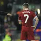 Pelatih Liverpool, Juergen Klopp (kiri) memberikan arahan kepada James Milner saat melawan Maribor pada laga Liga Champions grup E di Stadion Anfield, Liverpool, (1/11/2017). Liverpool menang 3-0. (AP/Rui Vieira)