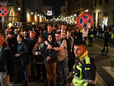 Orang-orang mengantri untuk memasuki Vatikan dan memberikan penghormatan kepada mendiang Paus Fransiskus, di dekat Vatikan, di Roma pada tanggal 24 April 2025. (HENRY NICHOLLS/AFP)